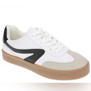Dolce Vita Russo White and Black Gum Sole Sneakers / Size 9.5